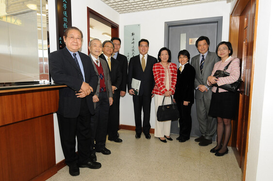 一眾嘉賓參觀鄭承峰通識教育研究中心。